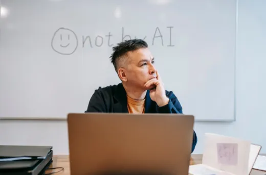 Human writer writing without using AI
